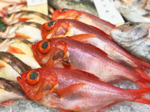 【2022年最新】キンメダイの値段相場はどれくらい？旬の時期・人気の調理方法もご紹介