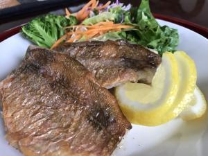 サカマレシピ【メバルのガーリックレモンバターソテー】